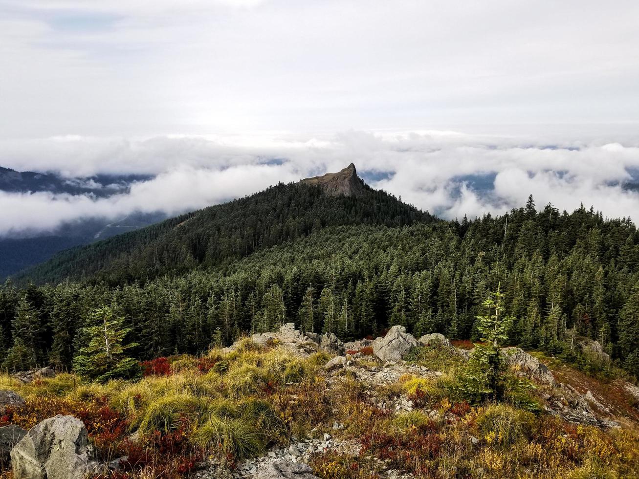 luchtfoto van de bergtop foto