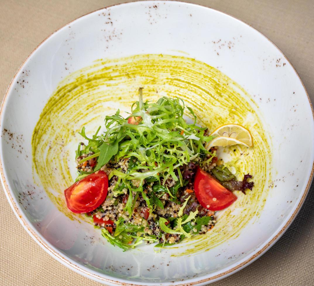 smakelijke groentesalade met kruiden foto