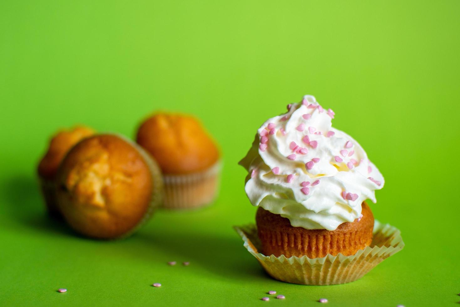 cupcake met stapel suikerglazuur foto