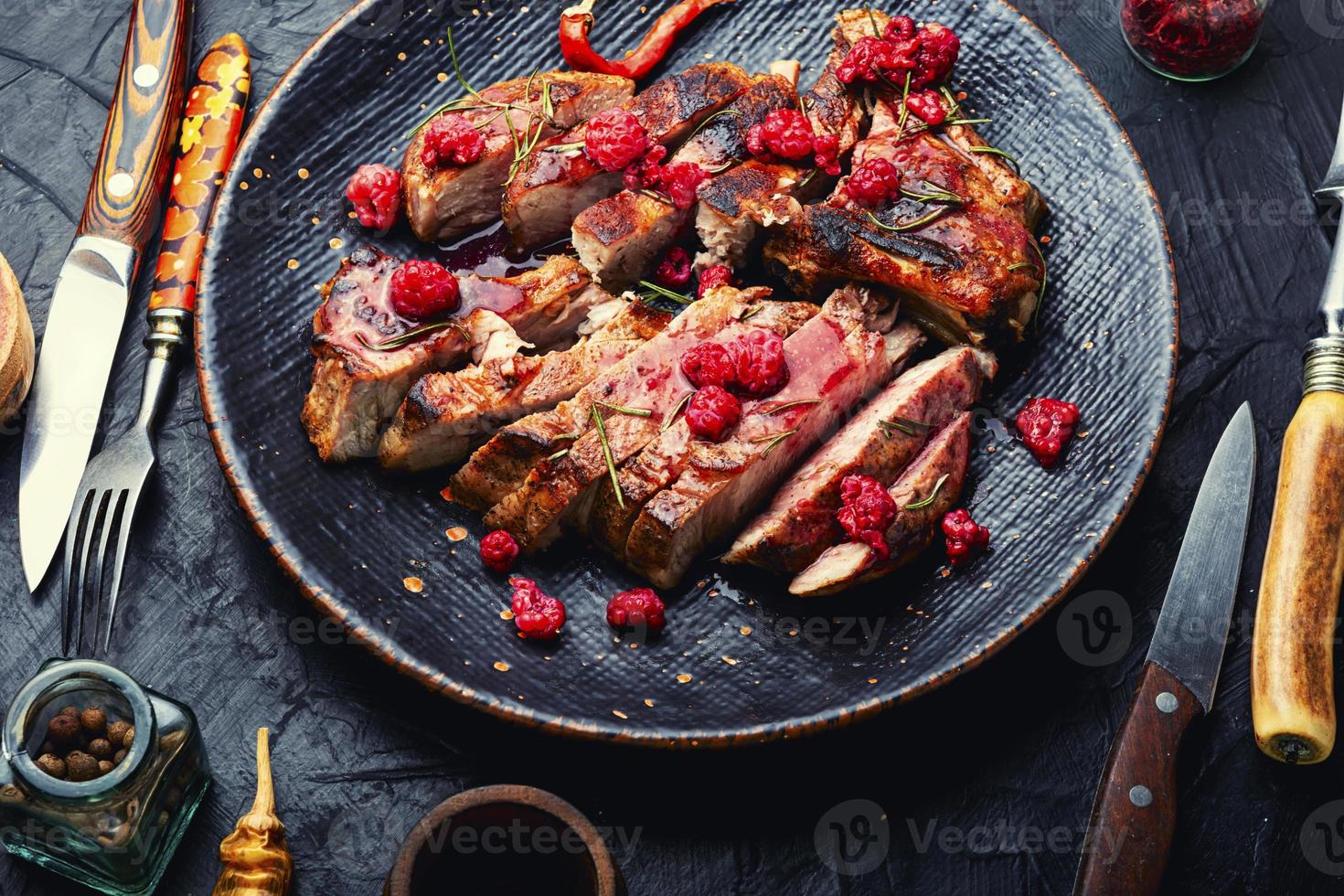 varkensvlees steak met BES saus. foto