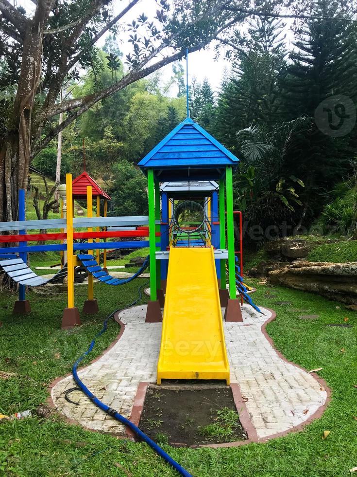 modern speelplaats apparatuur. modern kleurrijk kinderen speelplaats Aan werf in de park foto