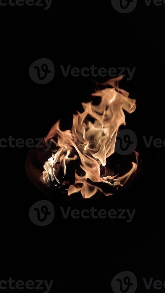 brandend brand Aan zwart achtergrond en portret mode 03 foto