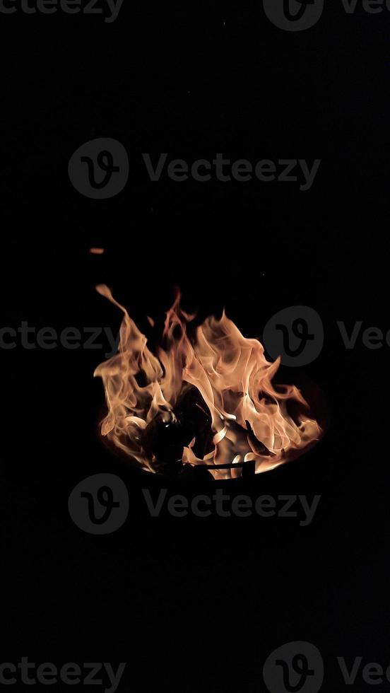 brandend brand Aan zwart achtergrond en portret mode 08 foto