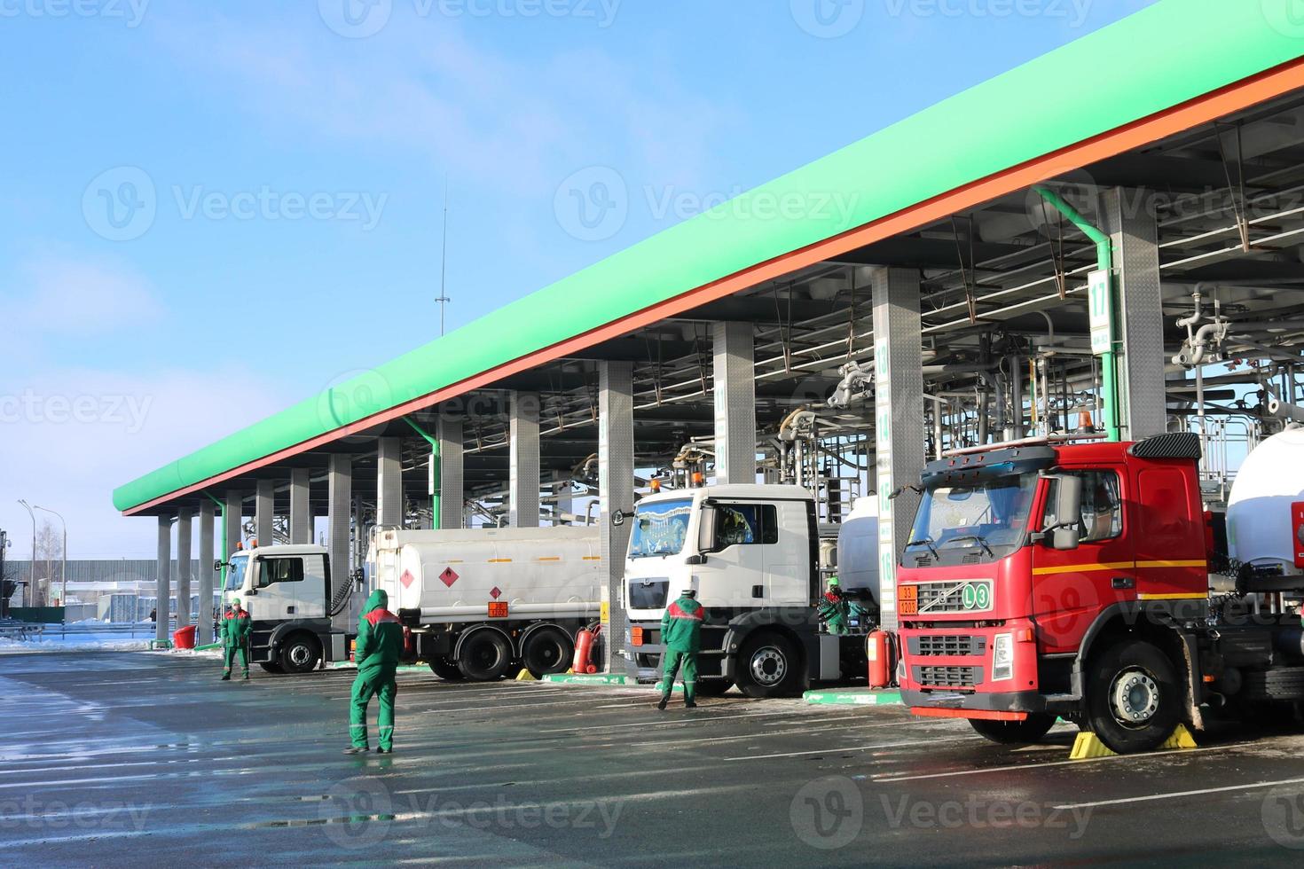 groot groen industrieel gas- station voor tanken voertuigen, vrachtwagens en tanks met brandstof, benzine en diesel in de winter foto