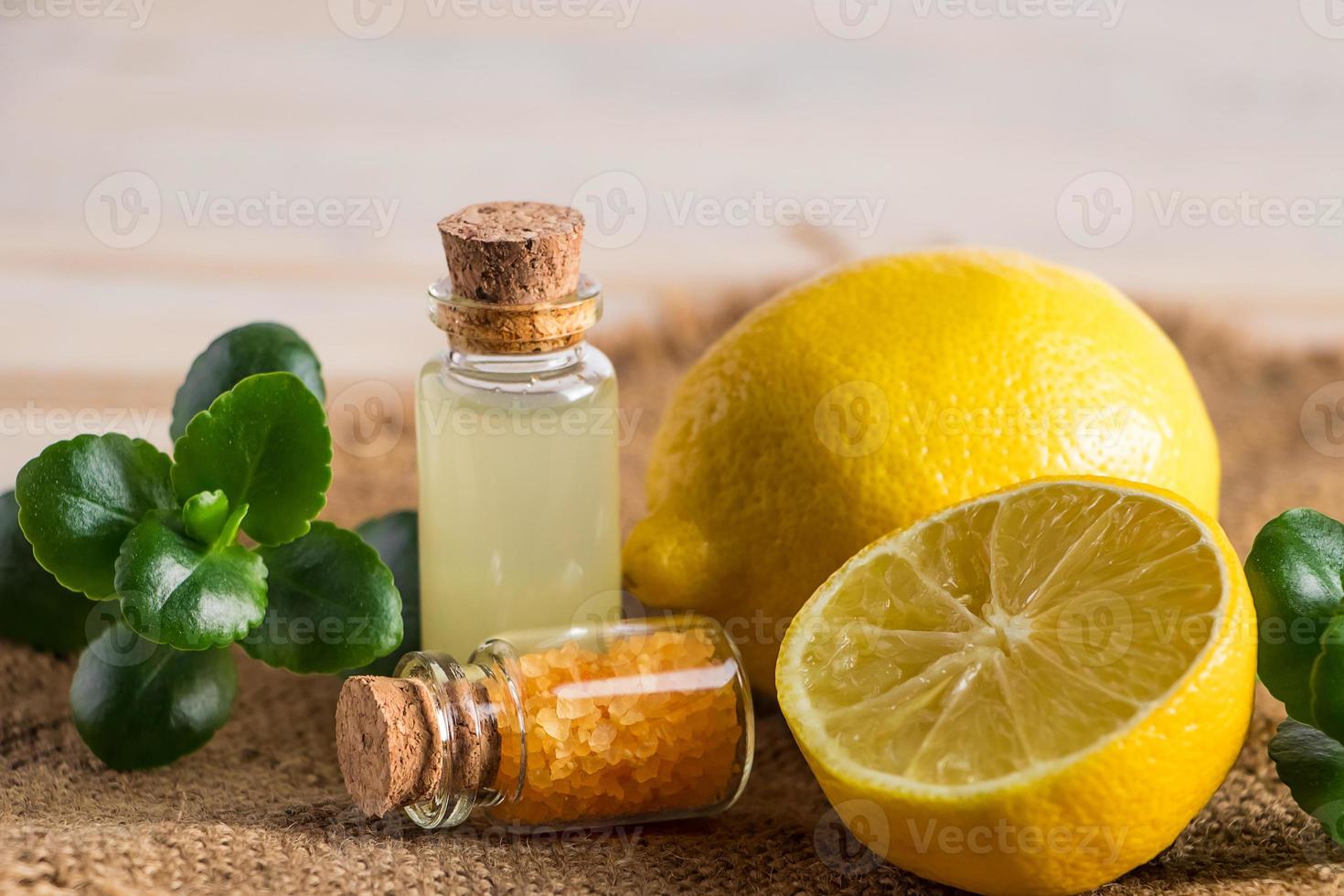 Gezondheid zorg concept. biologisch schoonheidsmiddelen met citroen. Product voor spa en aromatherapie. natuurlijk vochtinbrengende crème Aan houten achtergrond. foto