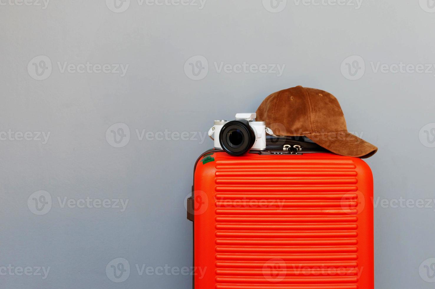 bagage, camera en pet met kopiëren ruimte foto