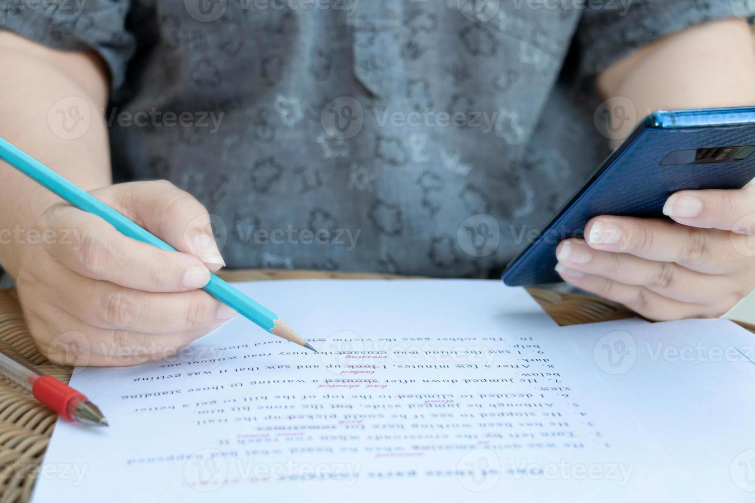 proeflezen papier Aan tafel voor bewerken foto