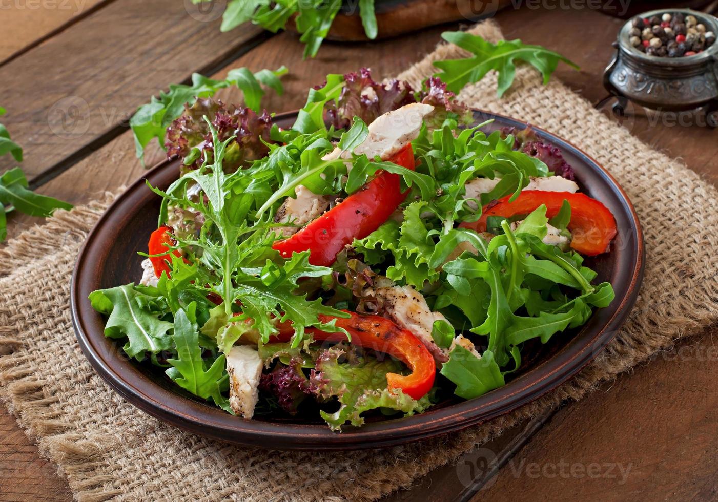 Dieetsalade met kip, rucola en paprika foto