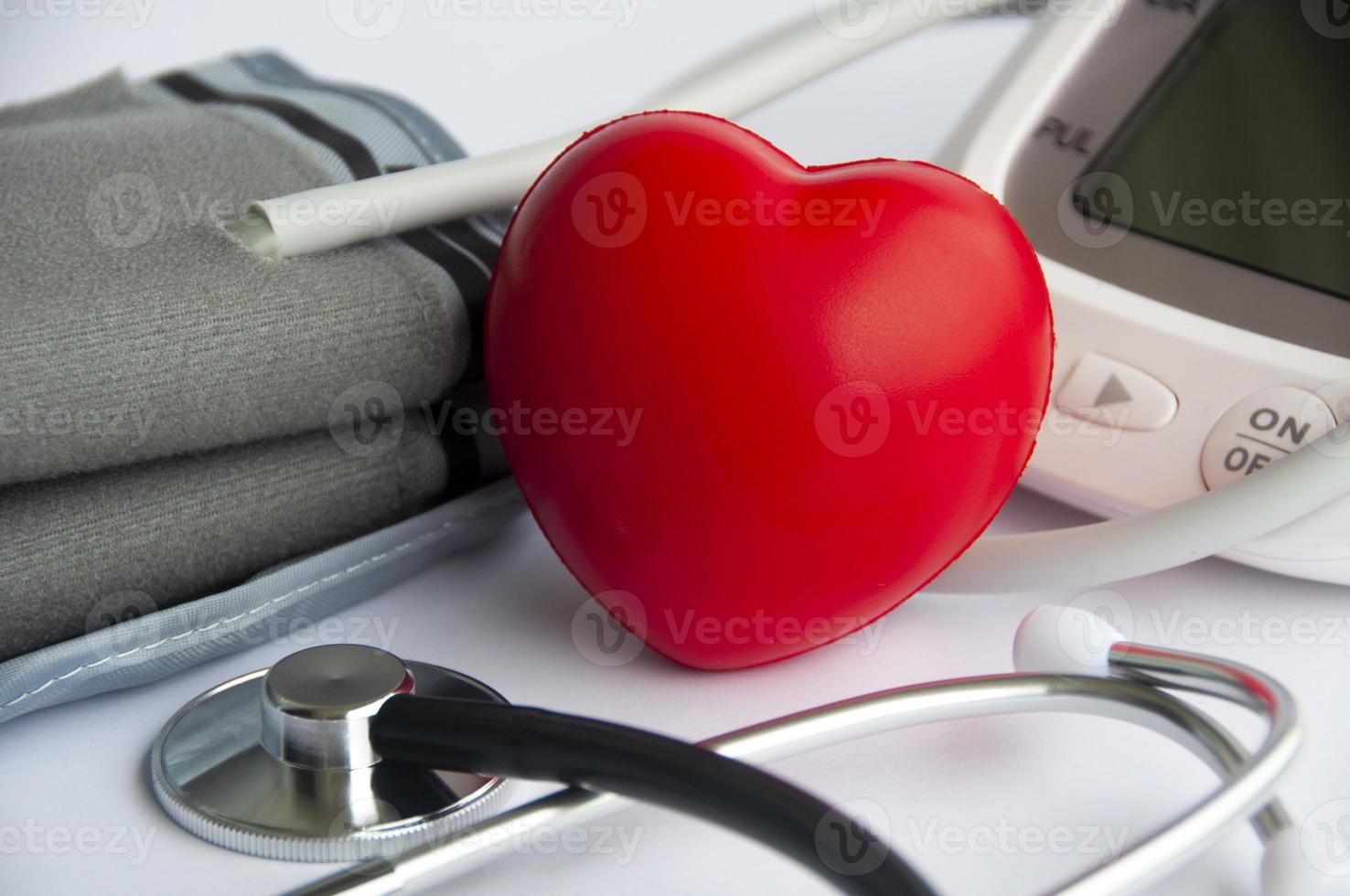 stethoscoop met hart vorm en digitaal bloed druk toezicht houden op Aan wit achtergrond foto