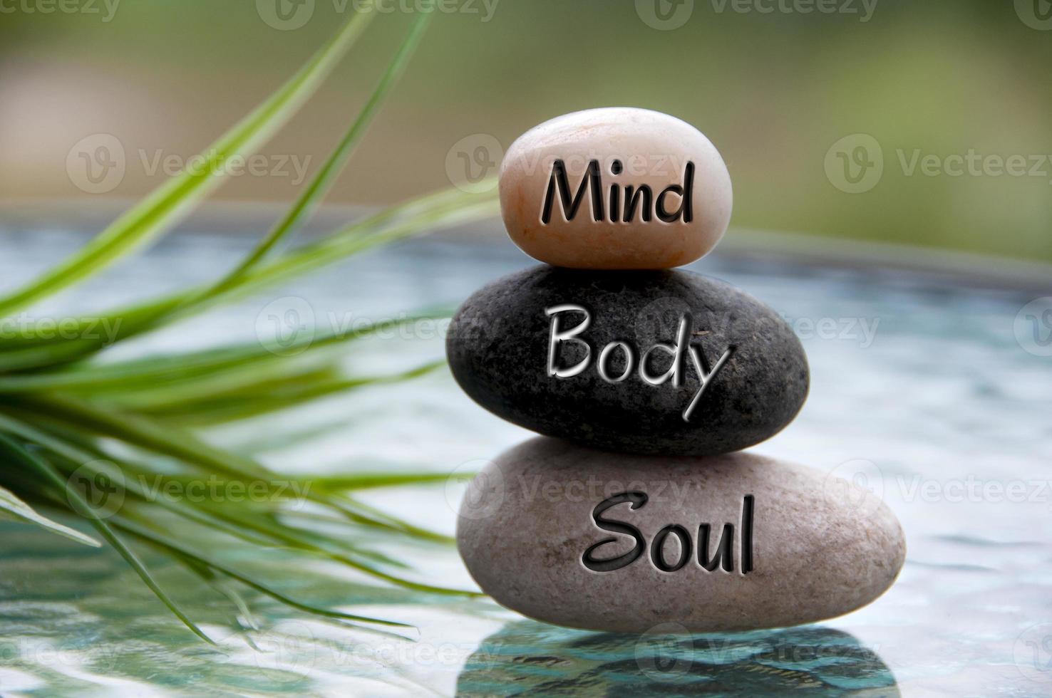 verstand, lichaam en ziel woorden gegraveerde Aan zen stenen met ruimte voor tekst. kopiëren ruimte en zen concept foto
