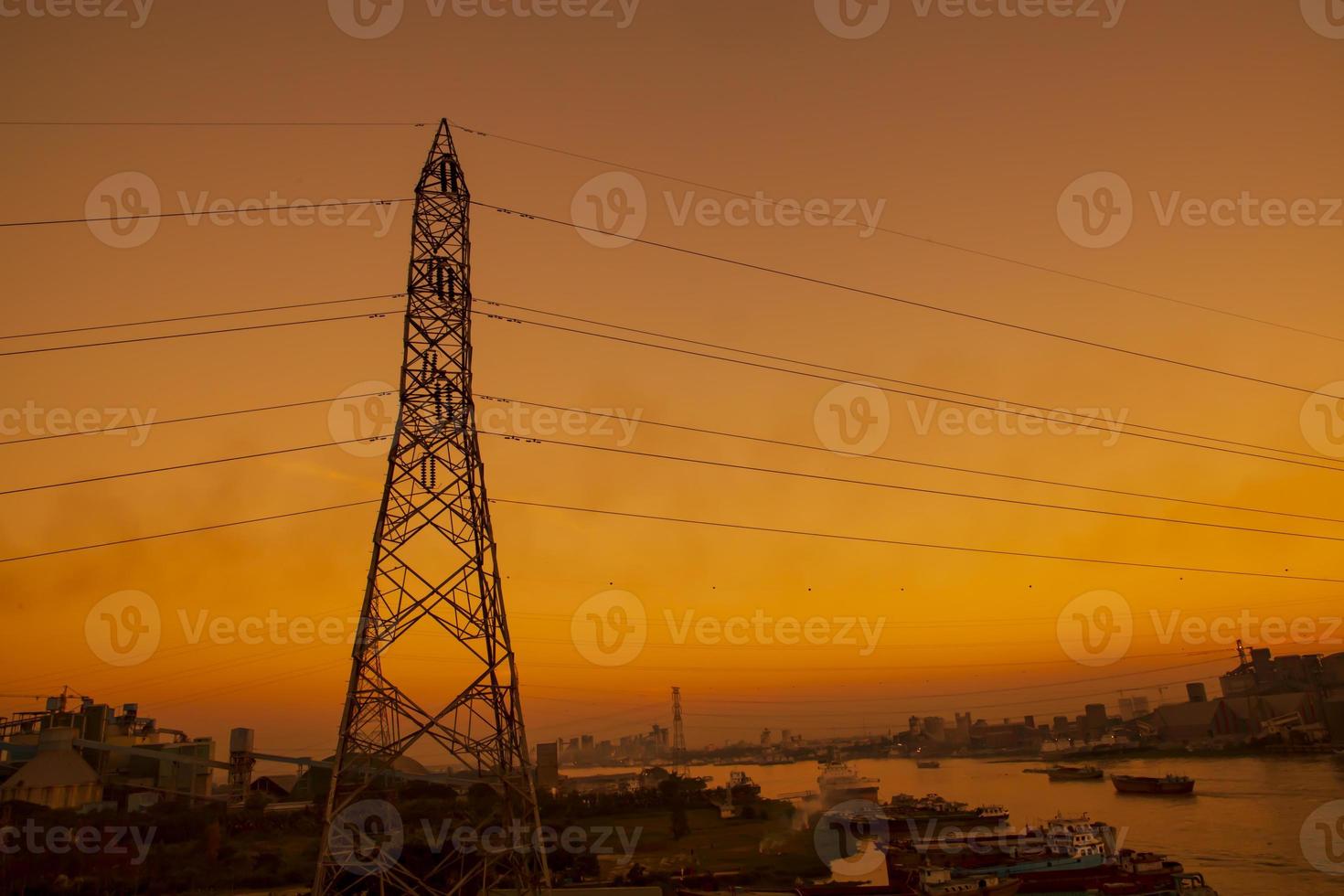 hoog Spanning elektrisch pylonen met kleurrijk landschappen na zonsondergang foto