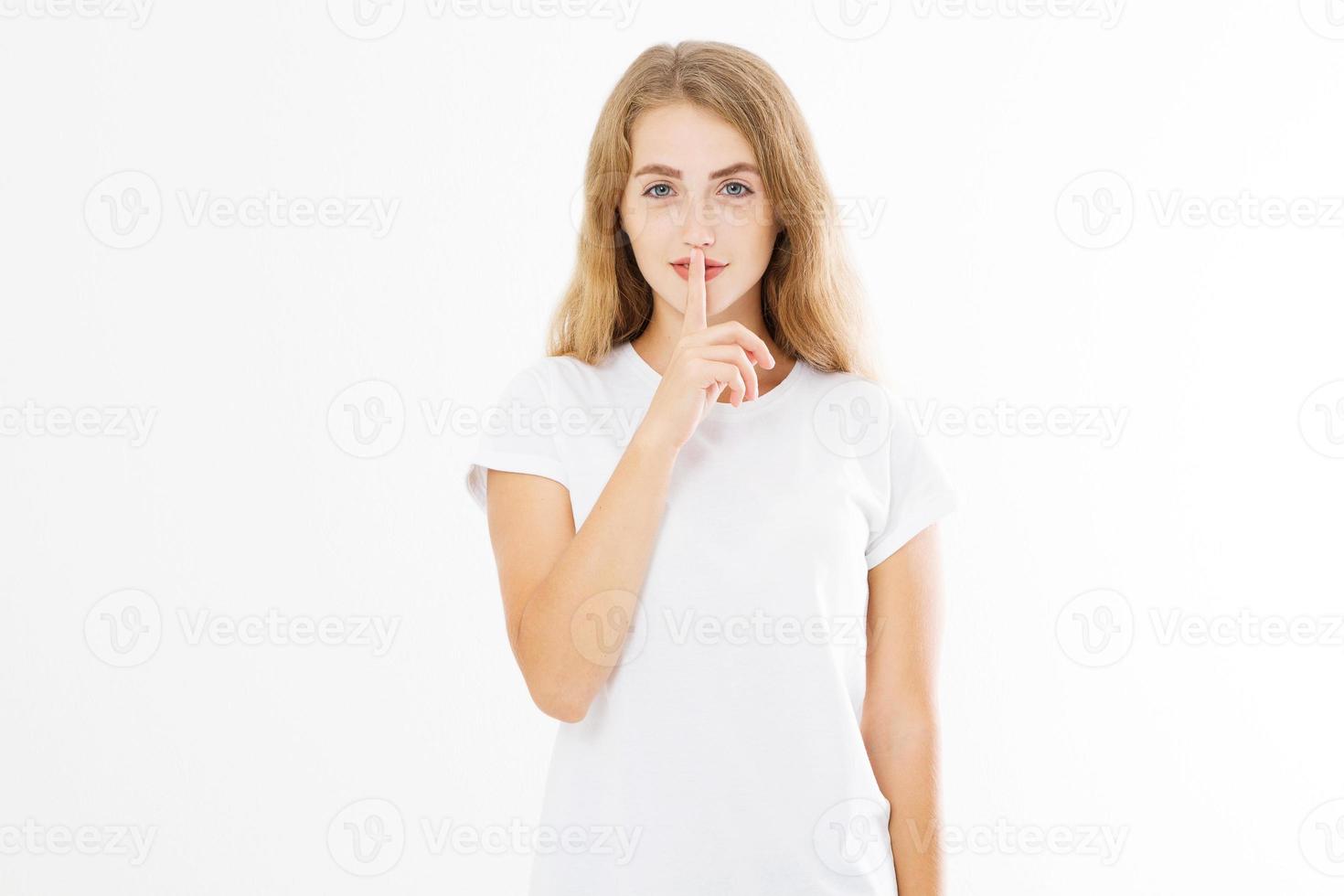 shhh teken. jong vrouw tonen shh gebaar naar houden een stil. meisje in sjabloon wit t overhemd houden een geheim. stil plaats en stilte tijd. kopiëren ruimte foto