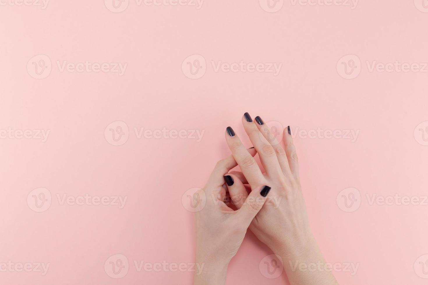 vrouwenhanden met zwarte manicure foto