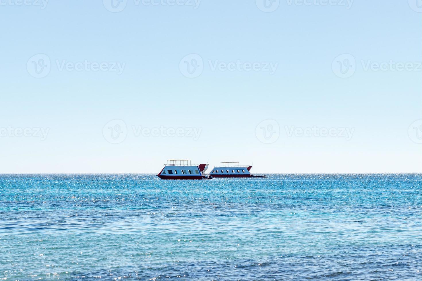 de schip zeilen Aan de zee. toerist boot. zee schepen tegen de achtergrond van een mooi lucht foto