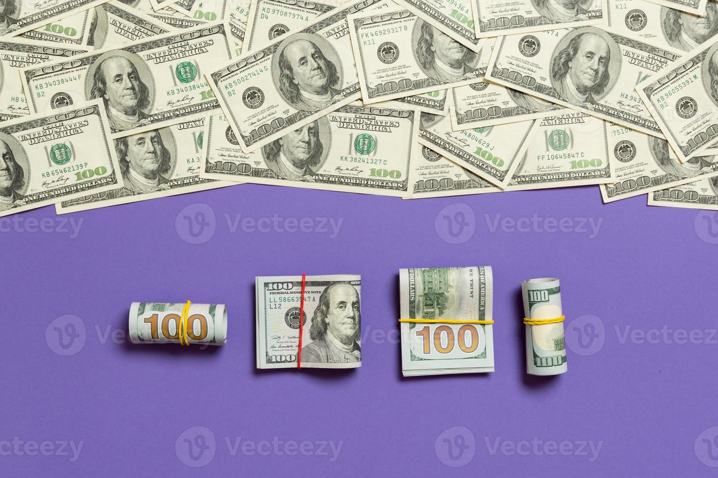 dollars valuta Aan gekleurde achtergrond top visie, met leeg plaats voor uw tekst bedrijf geld concept. een honderd dollar rekeningen met stack van contant geld foto