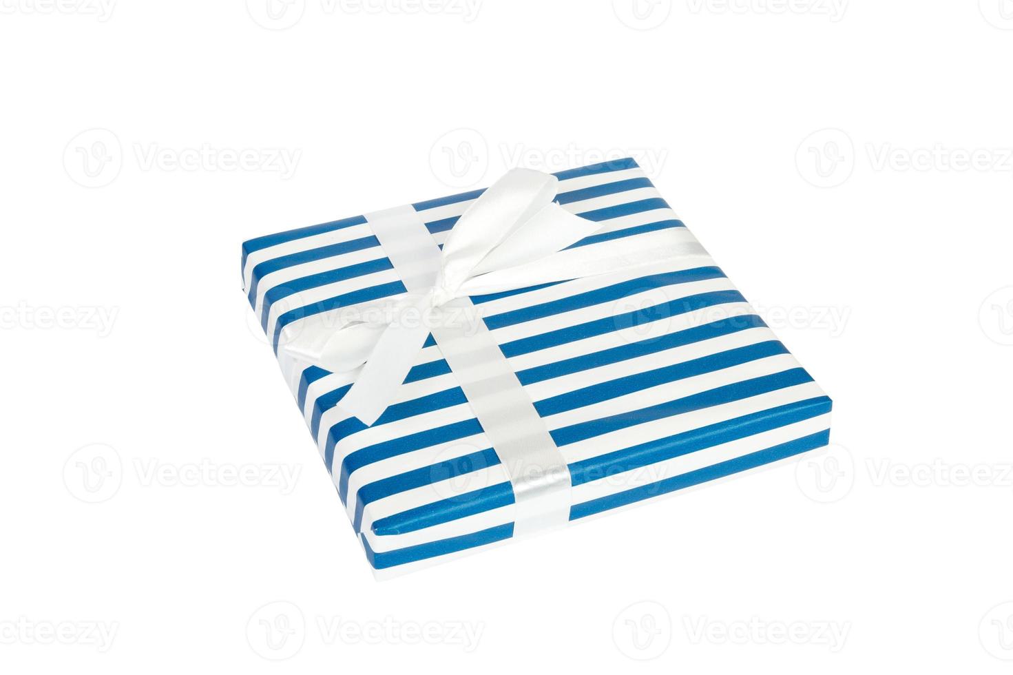 Kerstmis of andere vakantie handgemaakt Cadeau in blauw papier met wit lintje. geïsoleerd Aan wit achtergrond, top visie. dankzegging geschenk doos concept foto