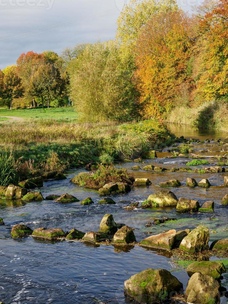 herfst tijd Bij een rivier- in Duitsland foto