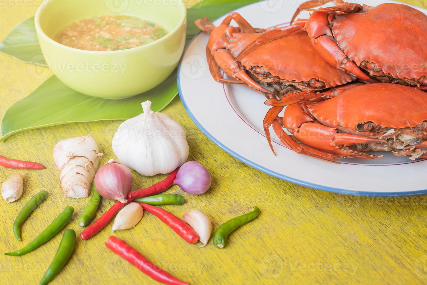 reeks van gestoomd onzin met zeevruchten saus Aan geel houten tafel foto