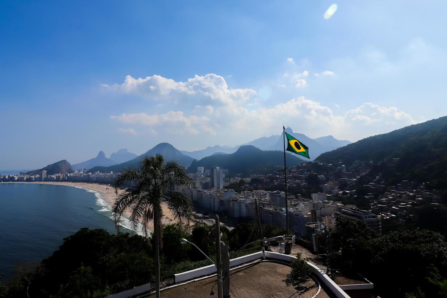 Rio de janeiro, rj, Brazilië, 2022 - Brazilië nationaal vlag en Copacabana strand - visie van hertog de caxia's fort, leme buurt foto
