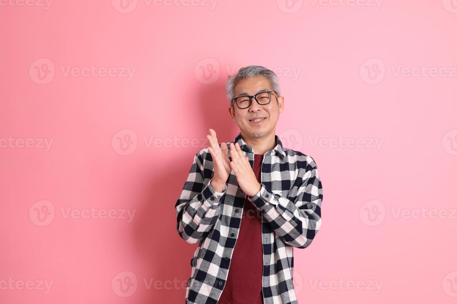 Aziatisch Mens Aan roze foto