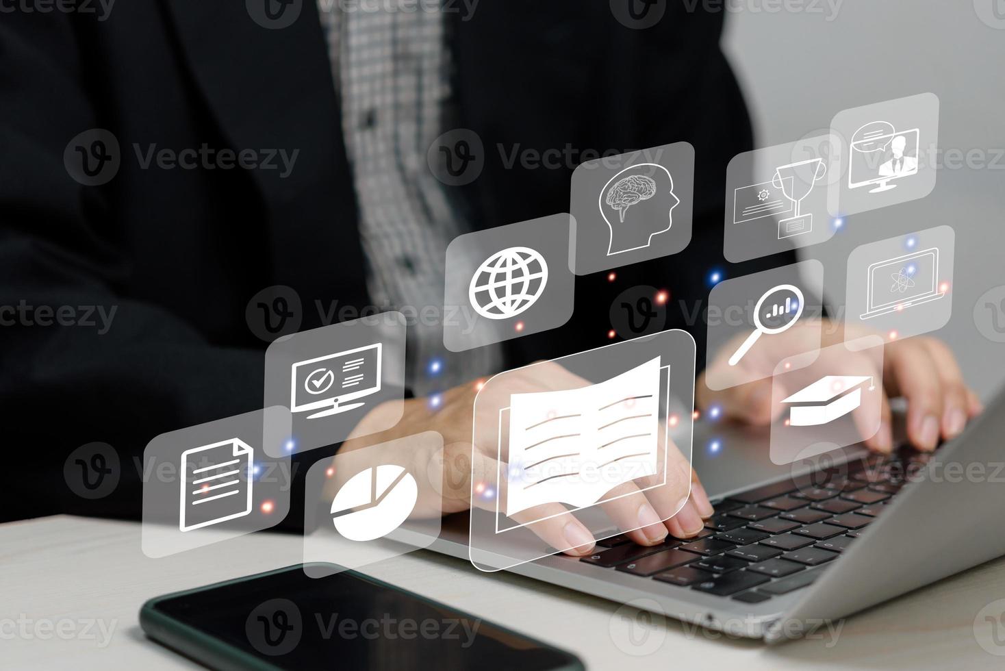 zakenman gebruik makend van laptop computer icoon virtueel scherm onderwijs online en e aan het leren Aan bureau. foto