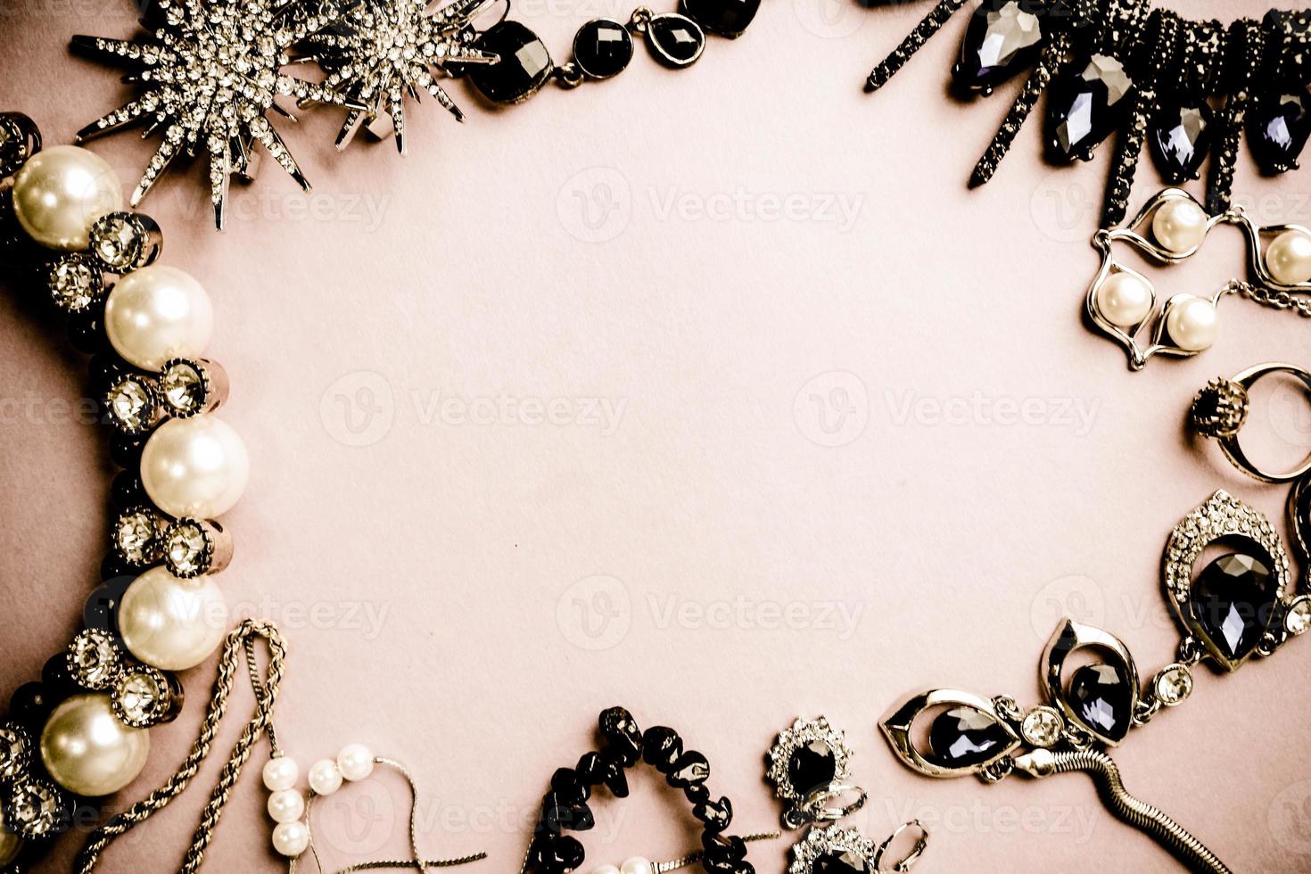 mooi kostbaar glimmend sieraden modieus glamoureus sieraden set, ketting, oorbellen, ringen, kettingen, broches met parels en diamanten Aan een roze Purper achtergrond. vlak leggen, top visie, kopiëren plaats foto