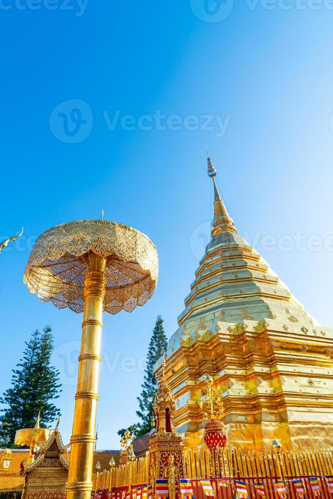 prachtige gouden berg bij de tempel in wat phra that doi suthep. foto