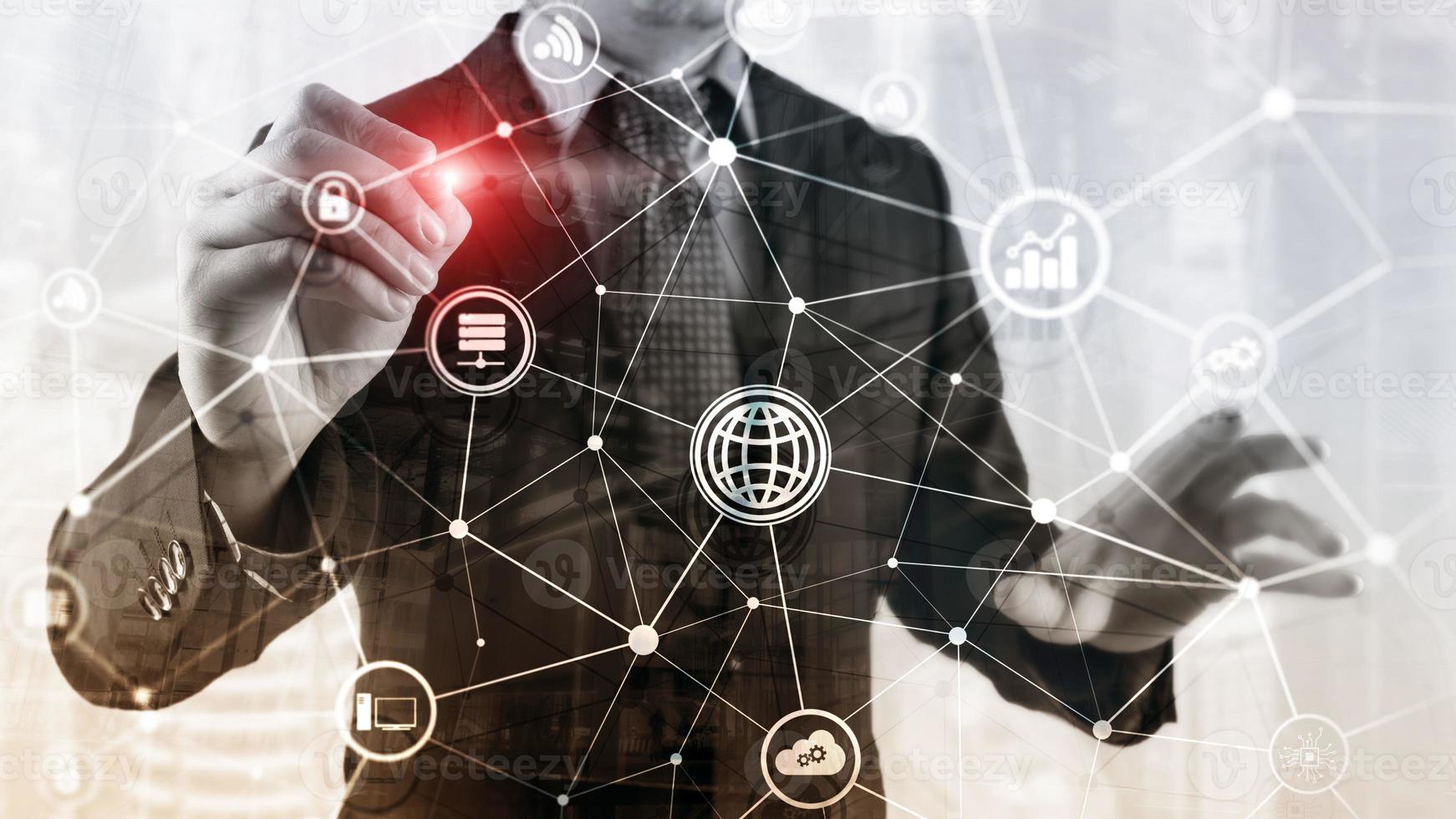 ict - informatie- en telecommunicatietechnologie en iot - internet of things-concepten. diagrammen met pictogrammen op serverruimte-achtergronden foto