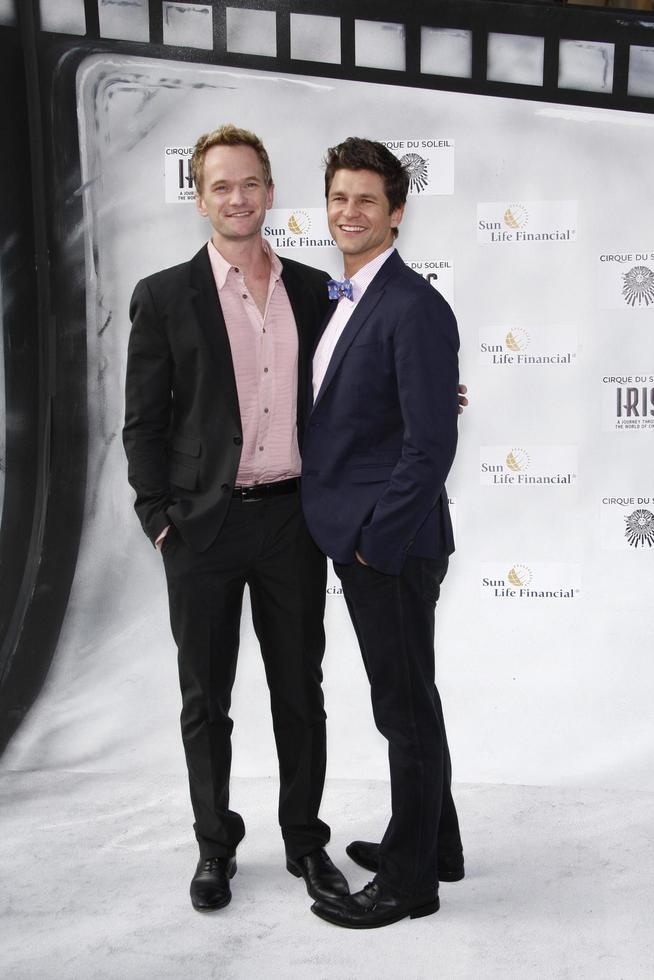 los engelen, september 25 - neil Patrick harris david burtka aankomen Bij de iris, een reis door de wereld van bioscoop door cirque du soleil première Bij kodak theater Aan september 25, 2011 in los engelen, ca foto