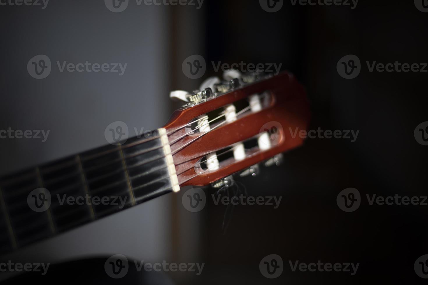 akoestisch gitaar zes snaren. oud gitaar in zonlicht. foto