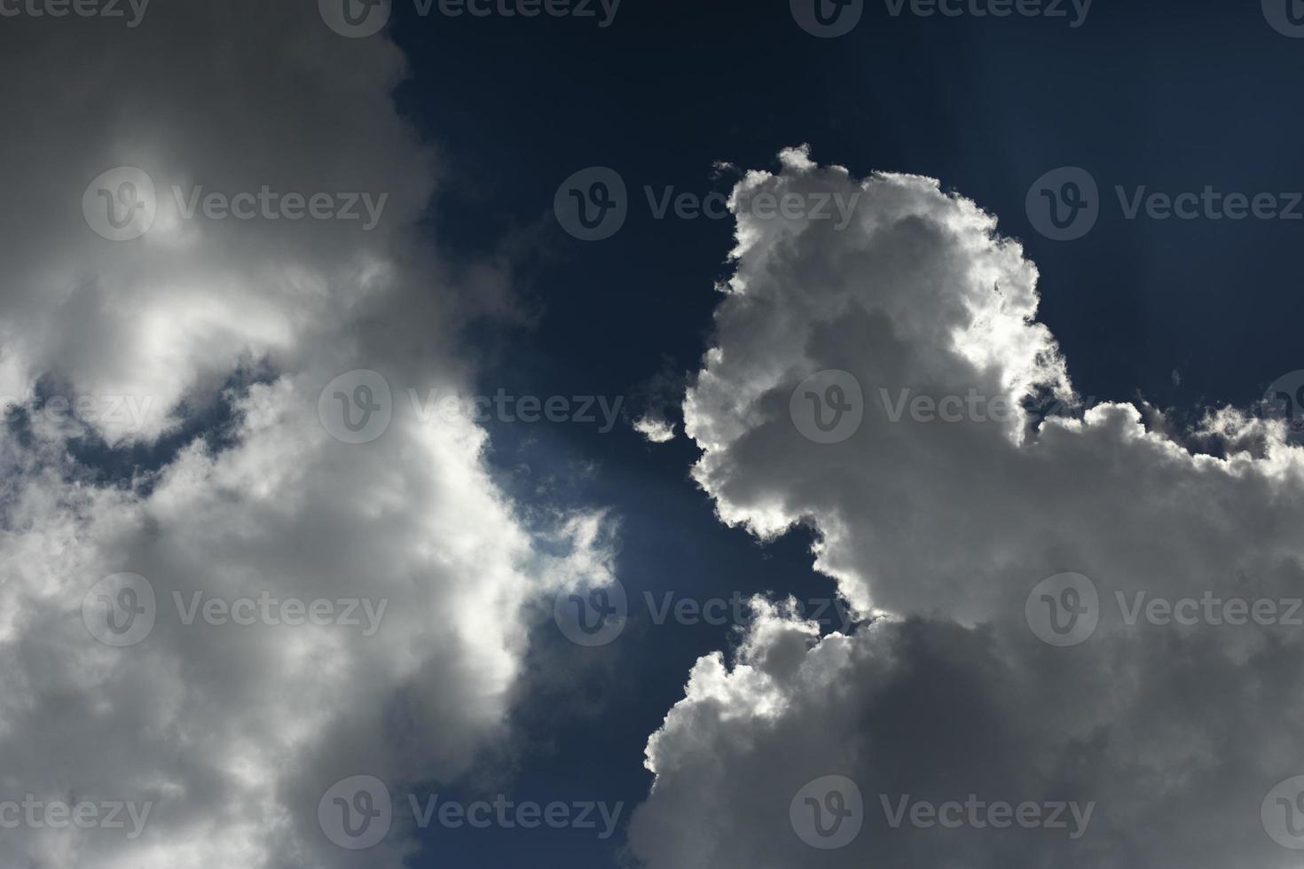 wit wolken in zomer. wolken in blauw lucht. weer details. foto