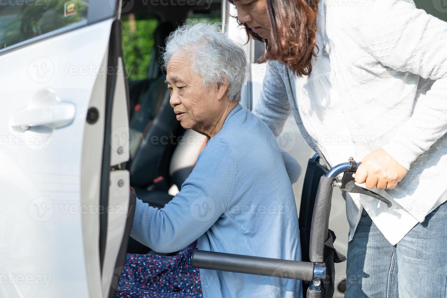 Aziatische senior of oudere oude dame vrouw patiënt zittend op rolstoel voorbereiden om naar haar auto te gaan, gezond sterk medisch concept. foto