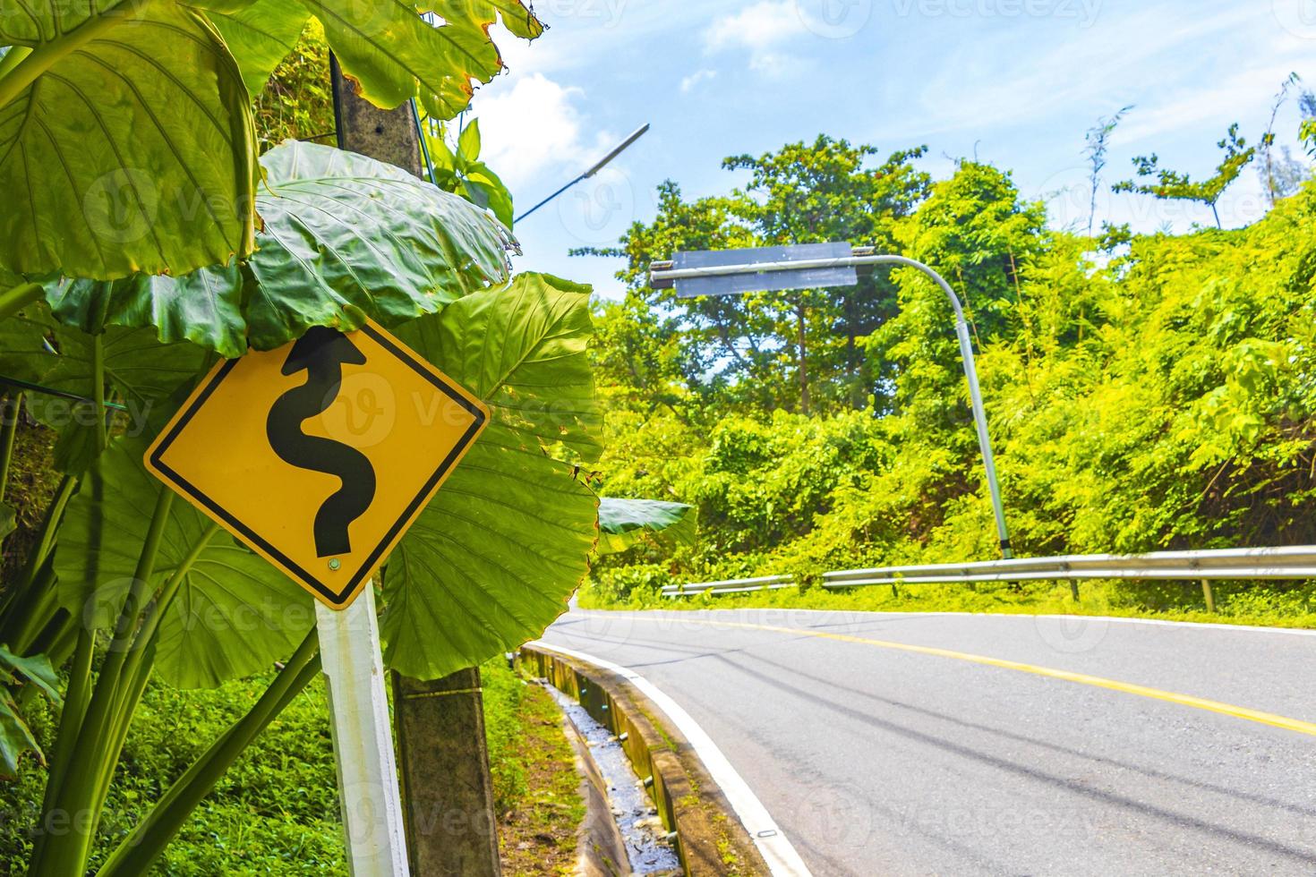 geel typisch Aziatisch straat weg teken Thailand. foto