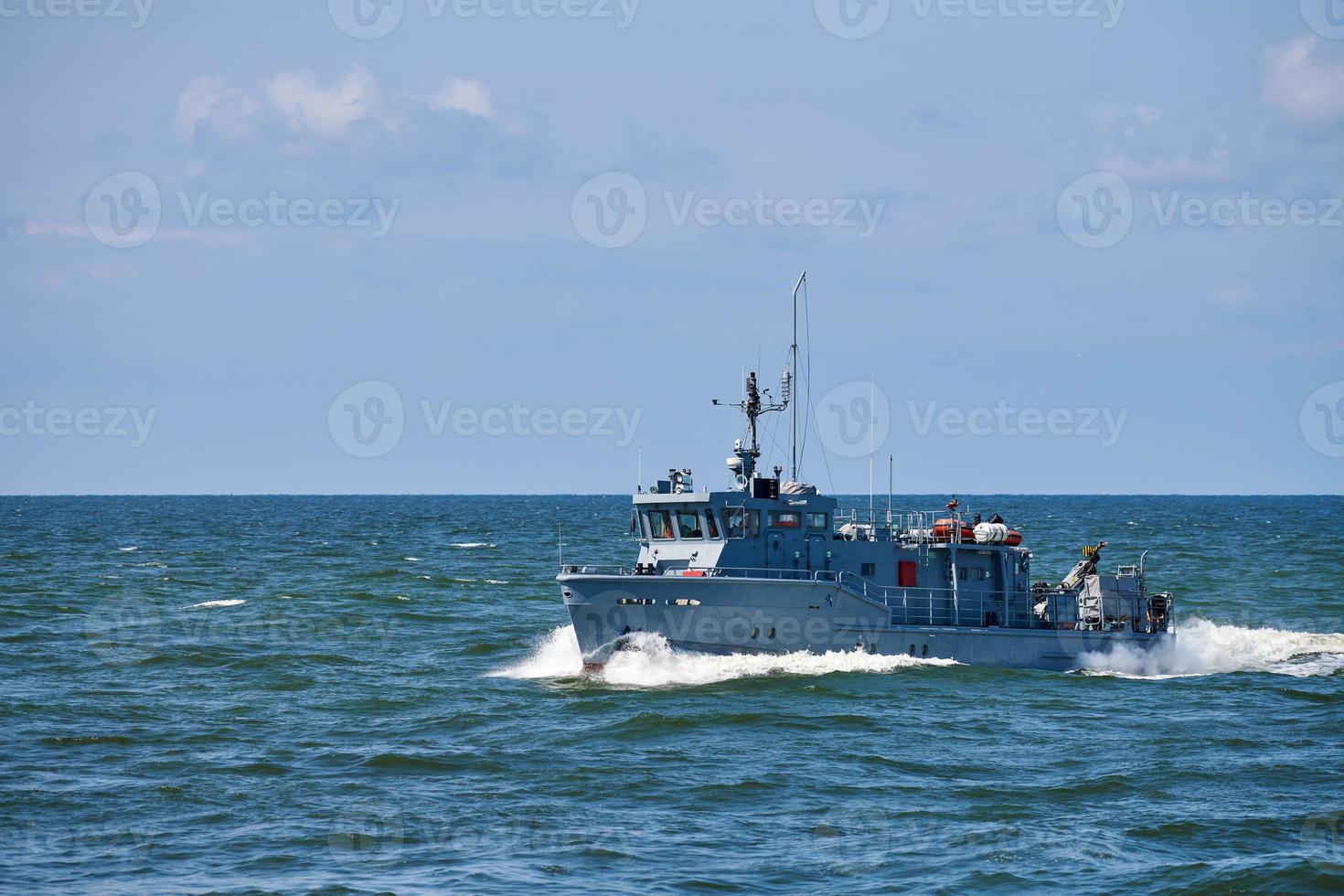 kustwacht, reddingssteun patrouilleboot voor defensie, militair schip op hoge blauwe zeeën, Russische marine foto