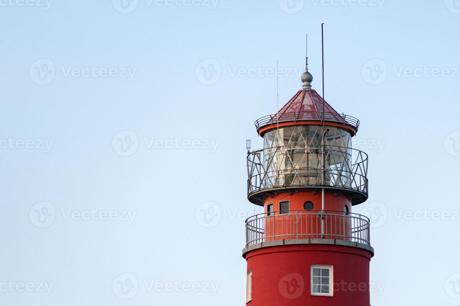 vuurtoren in zeehaven. mooi russisch baltiysk baken. landschap blauwe lucht, kopieer ruimte. foto