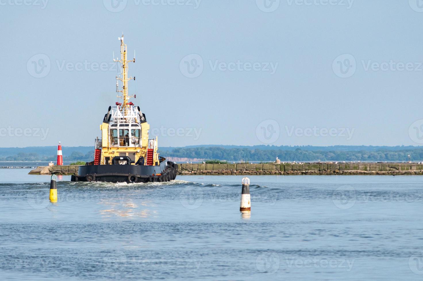 sleepboot, slepen schip binnenste haven zee stad. vaartuig voor slepen een ander schepen. boeien Aan de water, kopiëren ruimte foto