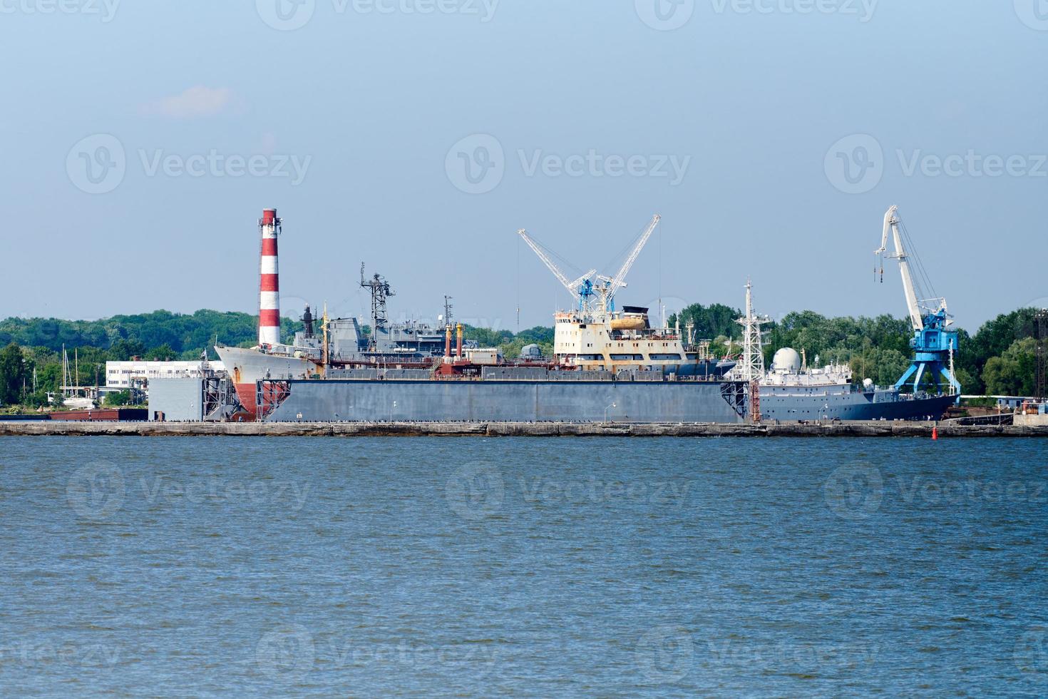 scheepswerf voor reparatie en onderhoud schepen, revisie van lading schepen in reparatie dok, industrieel foto