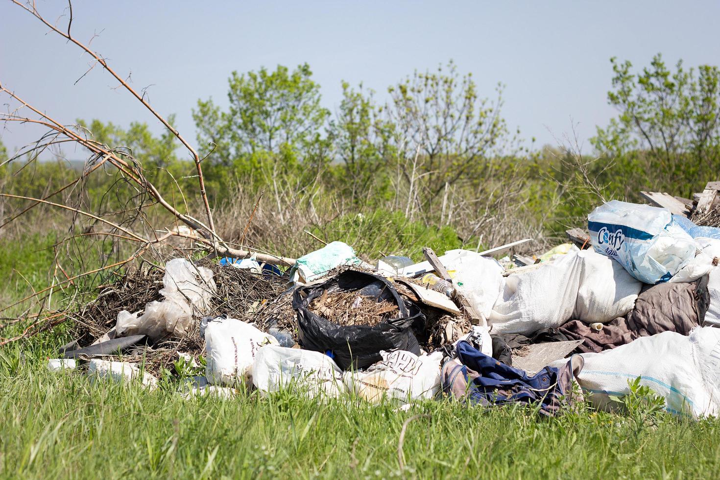 vuilnis dump in de veld. milieu vervuiling. globaal problemen van mensheid foto