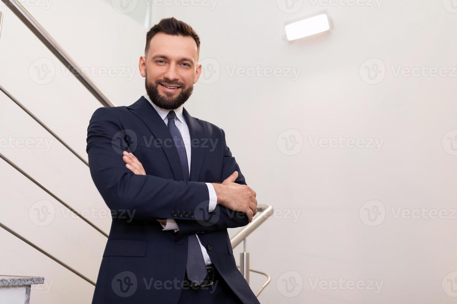 portret van een middelbare leeftijd bedrijf Mens met gekruiste armen Aan zijn borst, top manager concept foto