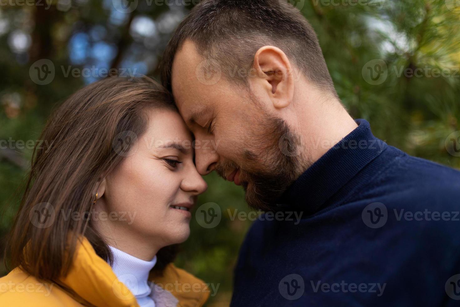 detailopname portret van middelbare leeftijd Mens en vrouw in liefde foto