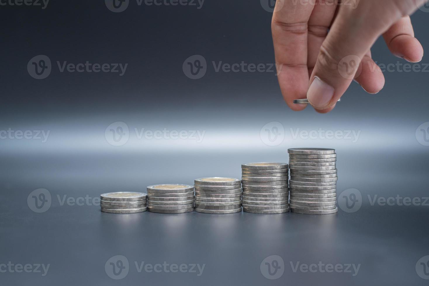 hand- stapelen munten Aan zwart tafel. bedrijf, financiën foto