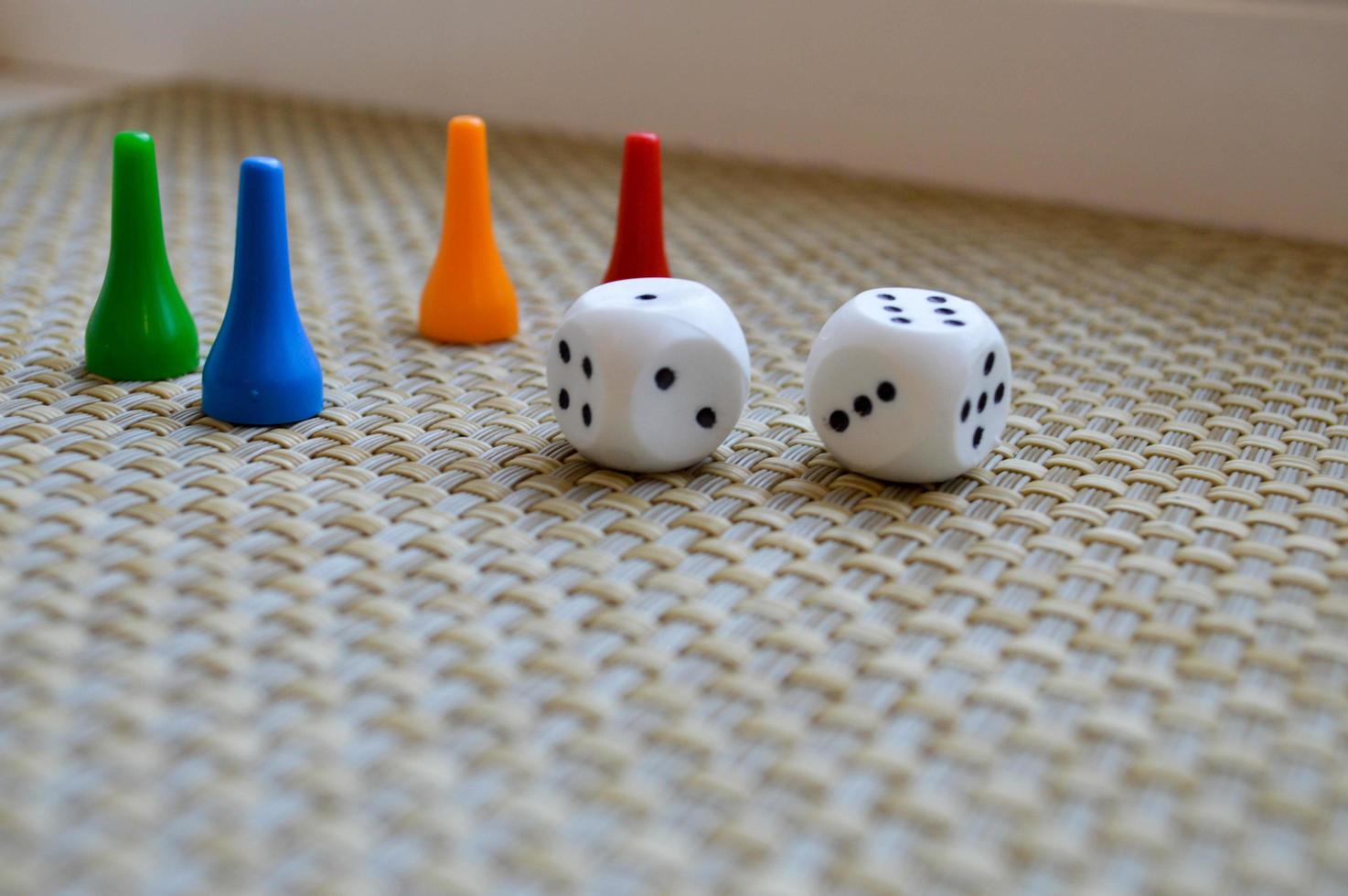 wit Dobbelsteen en vier figuren voor tafel spellen. foto