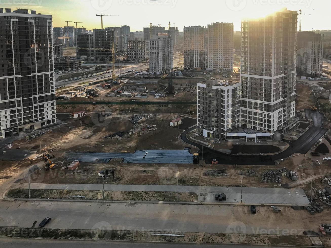 een nieuw buurt in de stad. het schieten van een hoogte. stedelijk stedelijk landschap. hoog glas meerdere verdiepingen gebouwen van verschillend kleuren en hoogten staan in een halve cirkel foto