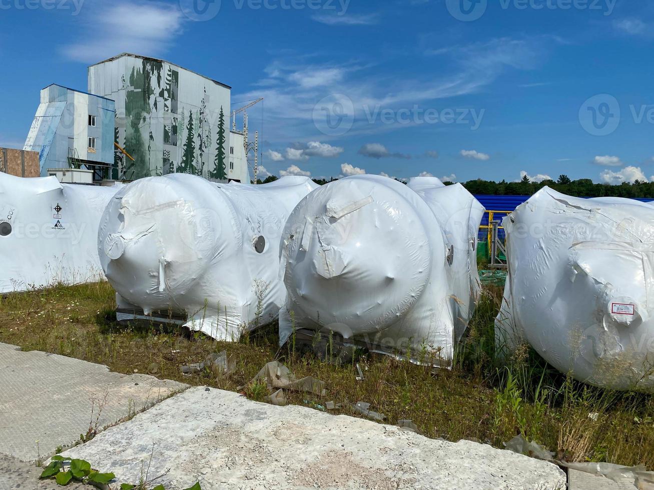 groot warmte uitwisselaars zijn Ingepakt in film in de magazijn van industrieel uitrusting en materialen in dozen Bij de opslagruimte plaats, tijdelijk opslagruimte voordat installatie foto