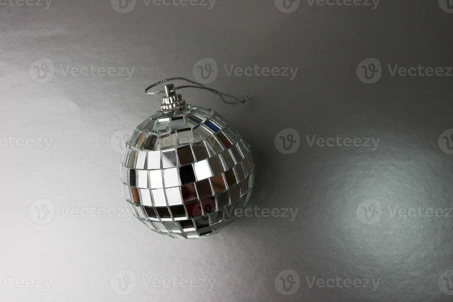 zilver spiegel muziek- club disco bal klein ronde glas winter glimmend decoratief mooi Kerstmis feestelijk Kerstmis bal, Kerstmis speelgoed- gepleisterd Aan sparkles Aan een zwart en wit achtergrond foto