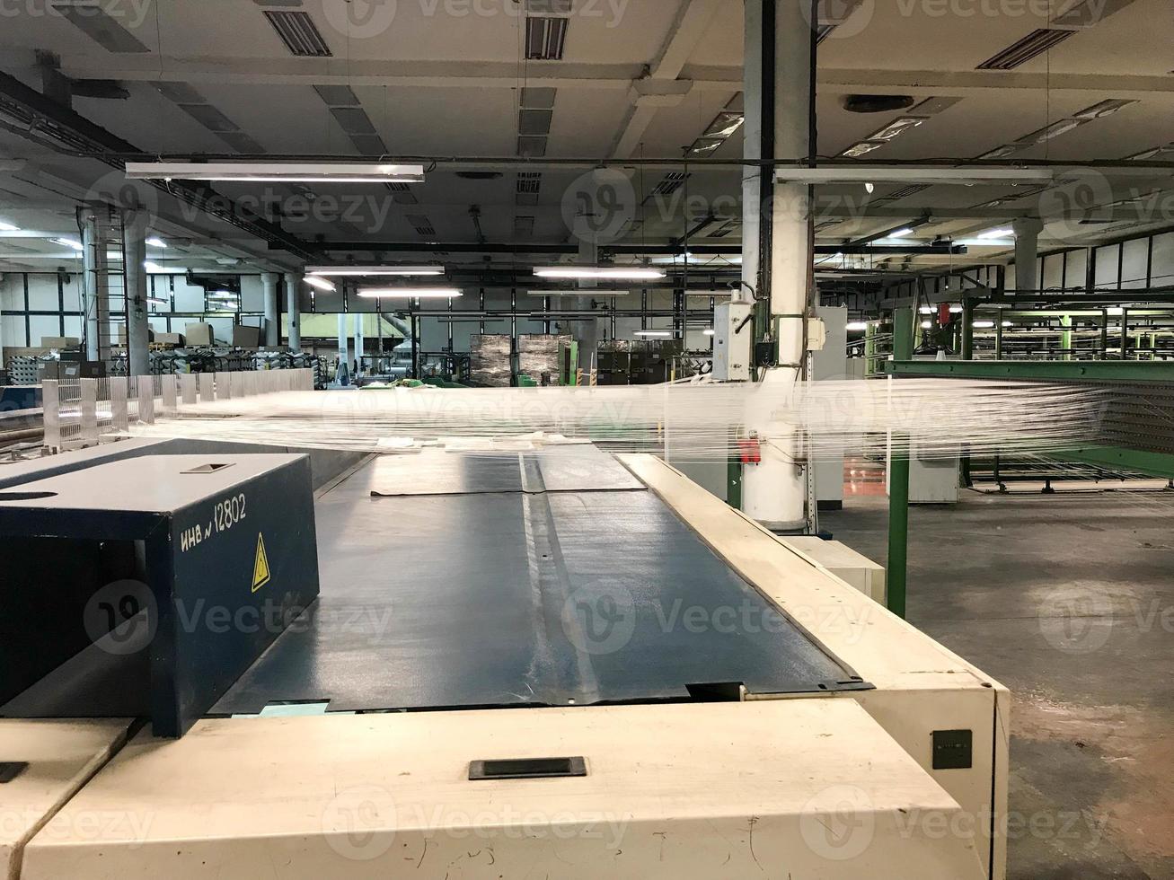 uitgerekt glas draden. vervaardiging van glas wol. vervaardiging van synthetisch vezels. productie werkwijze Bij de onderneming voor de productie van glasvezel. foto