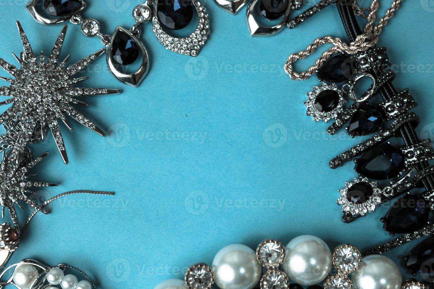 mooi kostbaar glimmend sieraden modieus glamoureus sieraden set, ketting, oorbellen, ringen, kettingen, broches met parels en diamanten Aan een blauw achtergrond. vlak leggen, top visie, kopiëren plaats foto