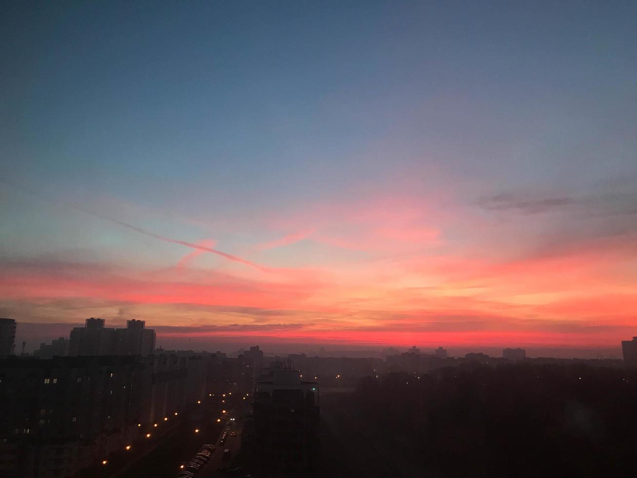mooi rood dageraad van de zon in een groot stad metropolis met gebouwen en wolken. de visie van de hoogte foto