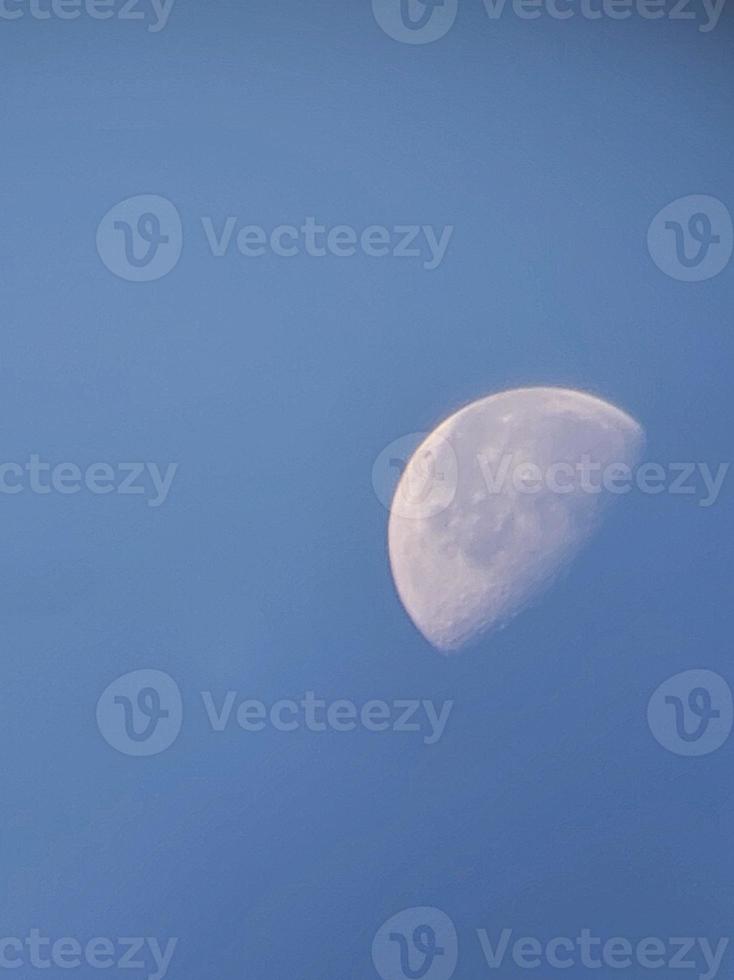 ochtend- maan in de blauw lucht foto