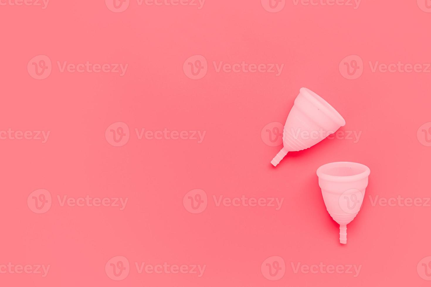roze menstruatie- kop Aan kleur achtergrond, vrouw intiem hygiëne periode producten, top visie foto